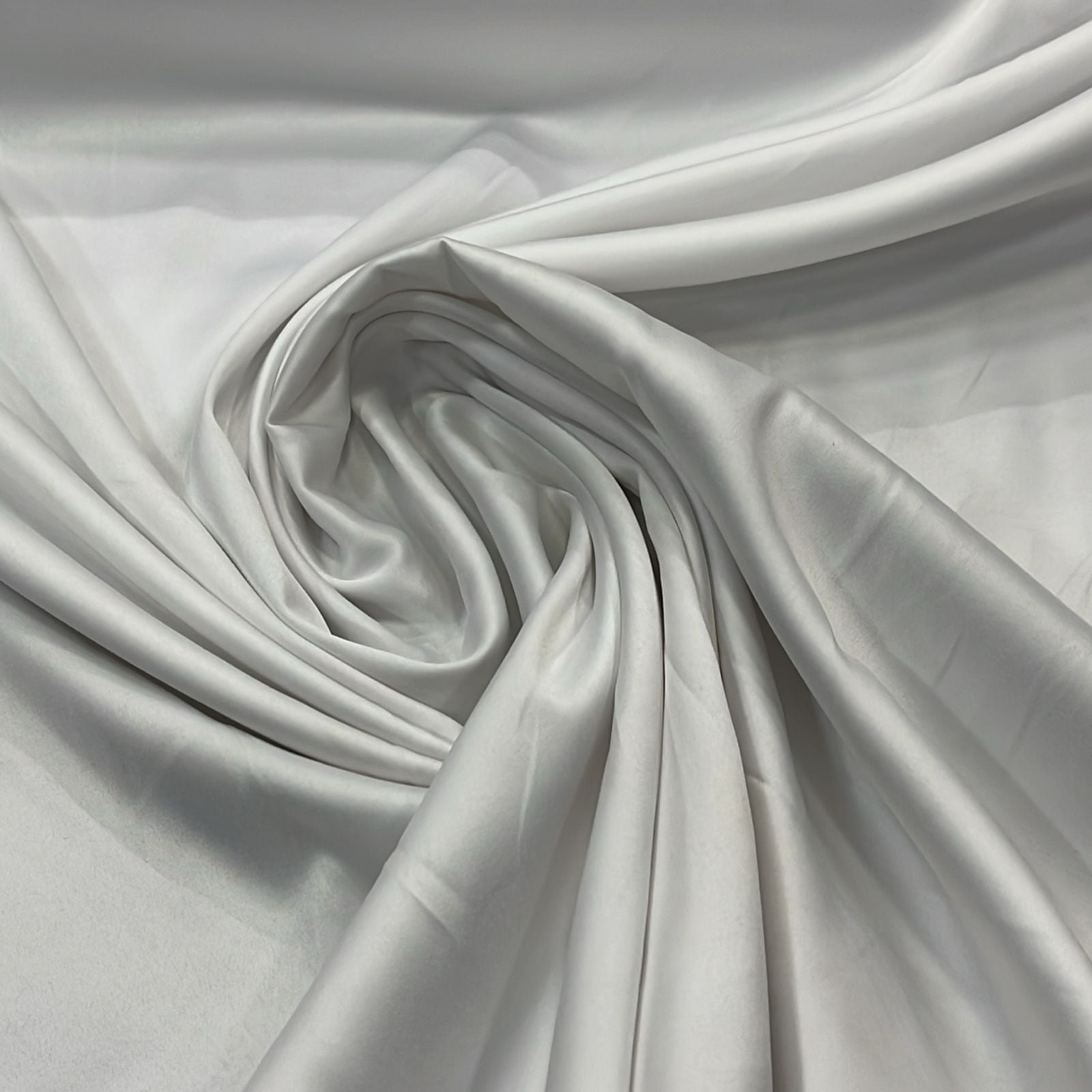 TECIDO CETIM DULL VIVID RED - COR OFF WHITE - 97% POLIPESTER E 3% ELASTANO - 94 G/M² - COM 1,45 LG
