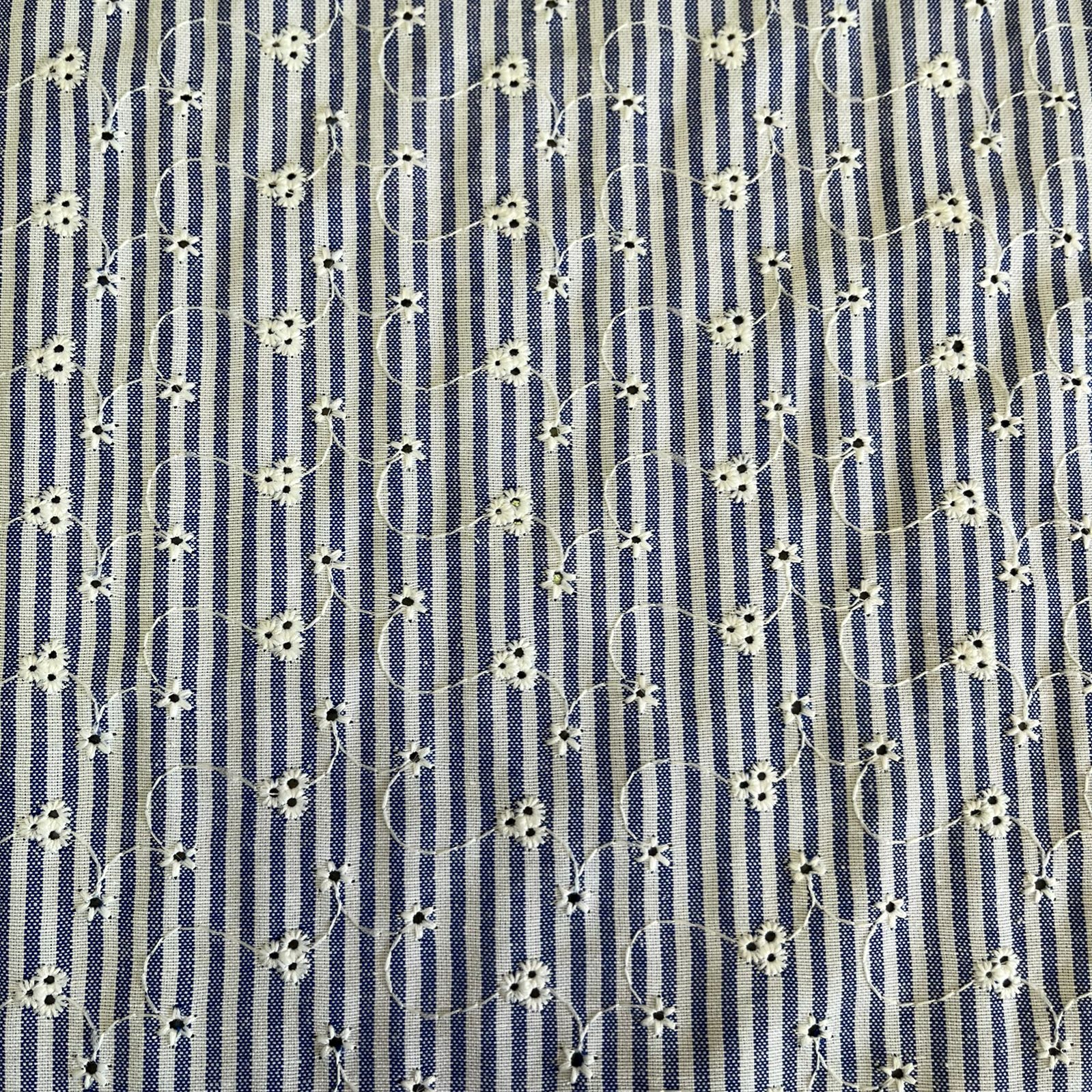 TECIDO COTTON LAZZIE AURORA COM BORDADO E LISTRAS MARINHO 55% ALGODÃO E 45% POLIÉSTER COM 1,40 LG