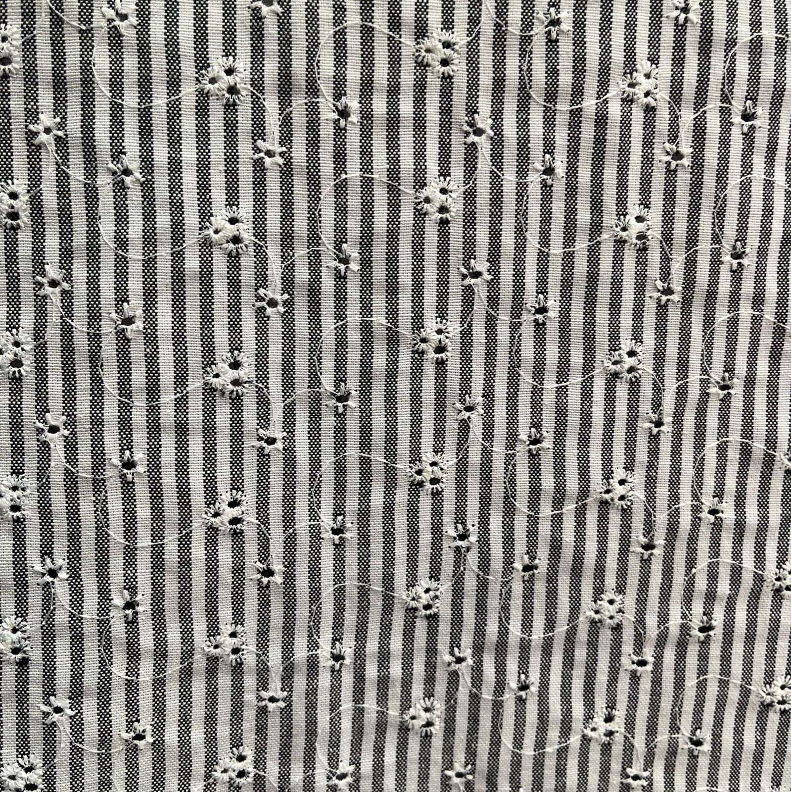 TECIDO COTTON LAZZIE AURORA COM BORDADO E LISTRAS PRETO 55% ALGODÃO E 45% POLIÉSTER COM 1,40 LG