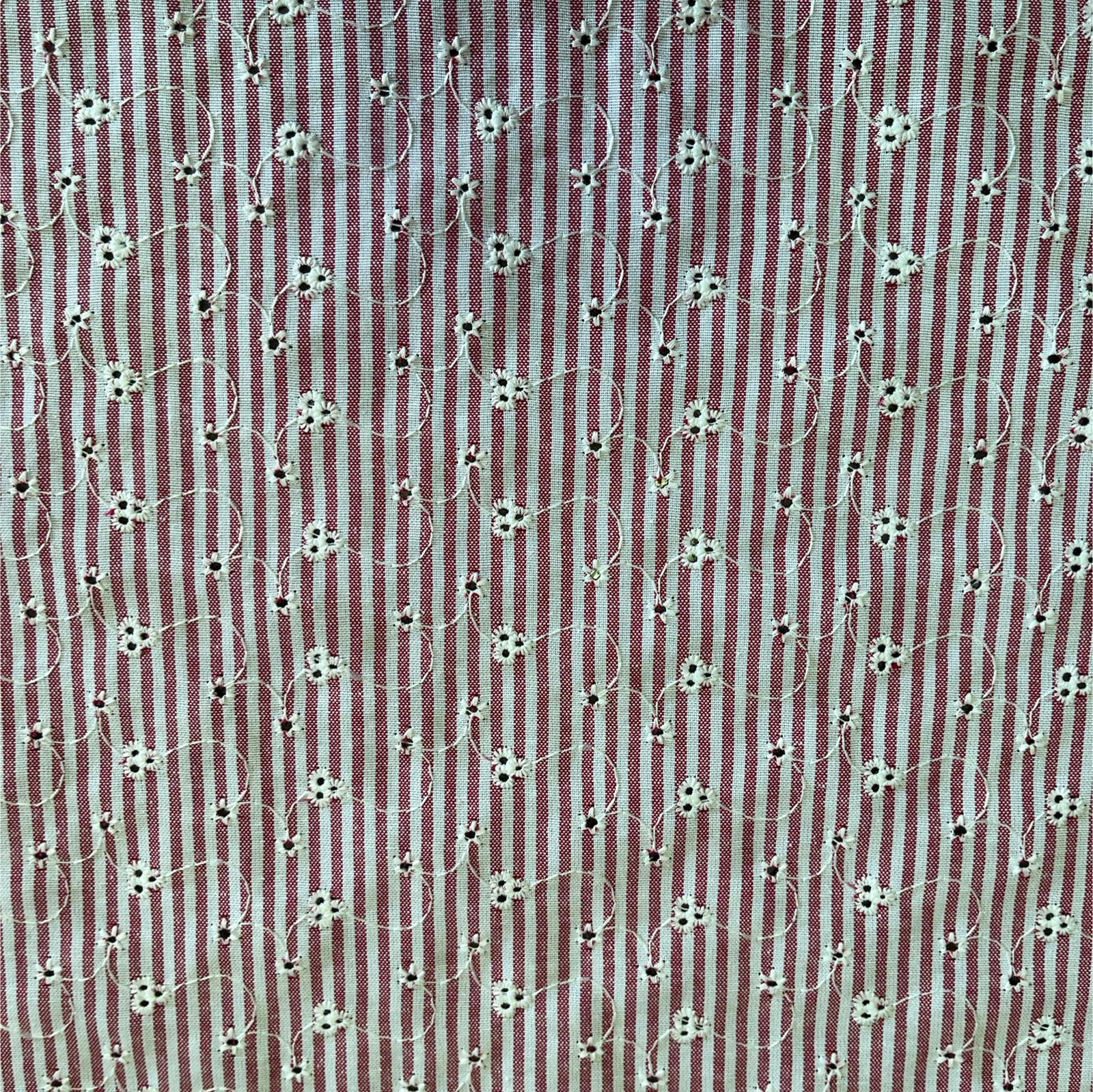 TECIDO COTTON LAZZIE AURORA COM BORDADO E LISTRAS VERMELHA 55% ALGODÃO E 45% POLIÉSTER COM 1,40 LG
