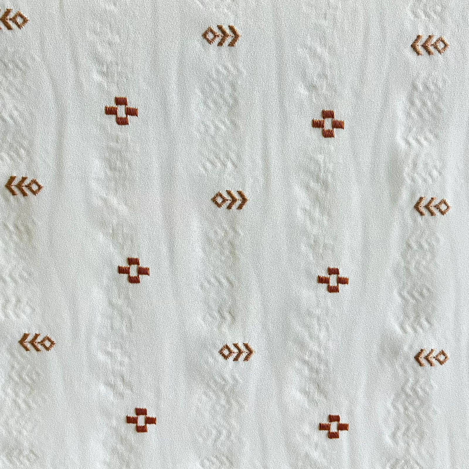 TECIDO CREPE GEORGETE COM BORDADOS - 100% POLIÉSTER  - 130 G/M² - COM 1,50 LG