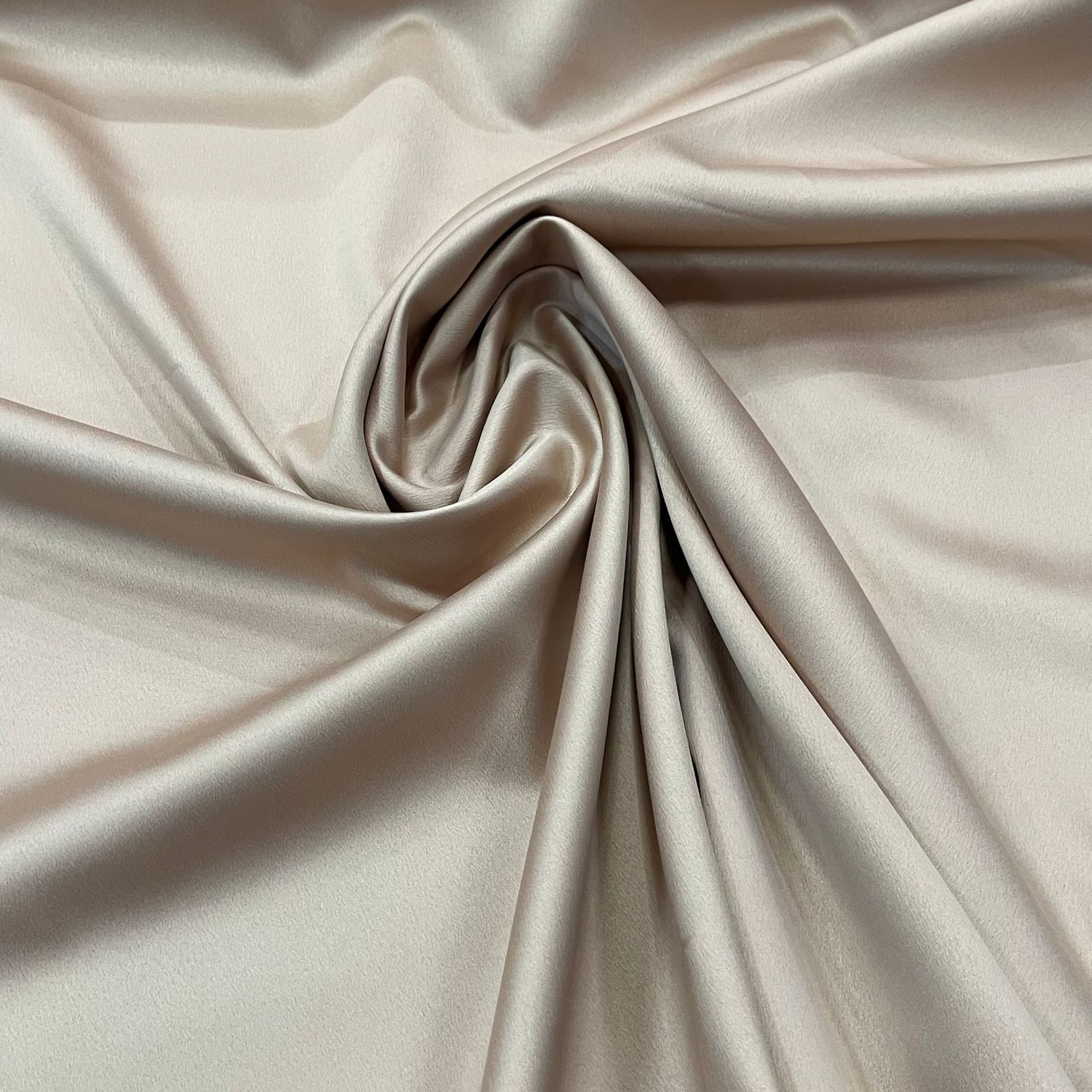 CREPE SATIN INDONÉSIA - COR BEGE - 100% POLIÉSTER - 256 G/M² COM 1,50 LG