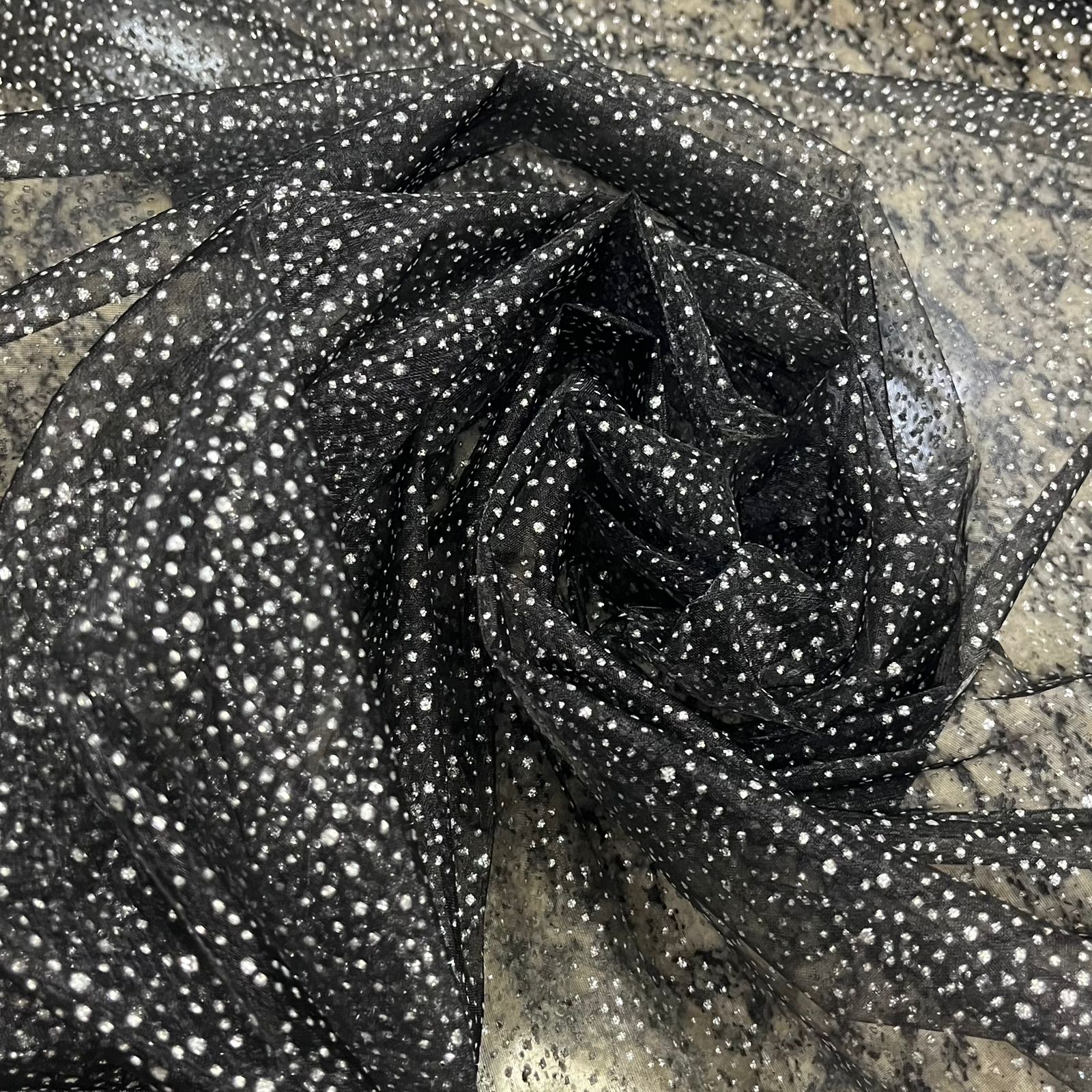 ORGANZA EXPLOSÃO PRETO COM DOURADO 100% POLIAMIDA COM 1,50 LG