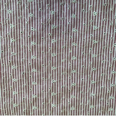 TECIDO COTTON LAZZIE AURORA COM BORDADO E LISTRAS VERMELHA 55% ALGODÃO E 45% POLIÉSTER COM 1,40 LG