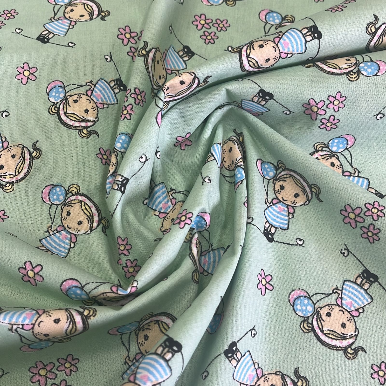 TECIDO TRICOLINE ESTAMPA BONECAS ALBANY FUNDO VERDE 100% ALGODÃO COM 1,50 LG 605CA03DB091A