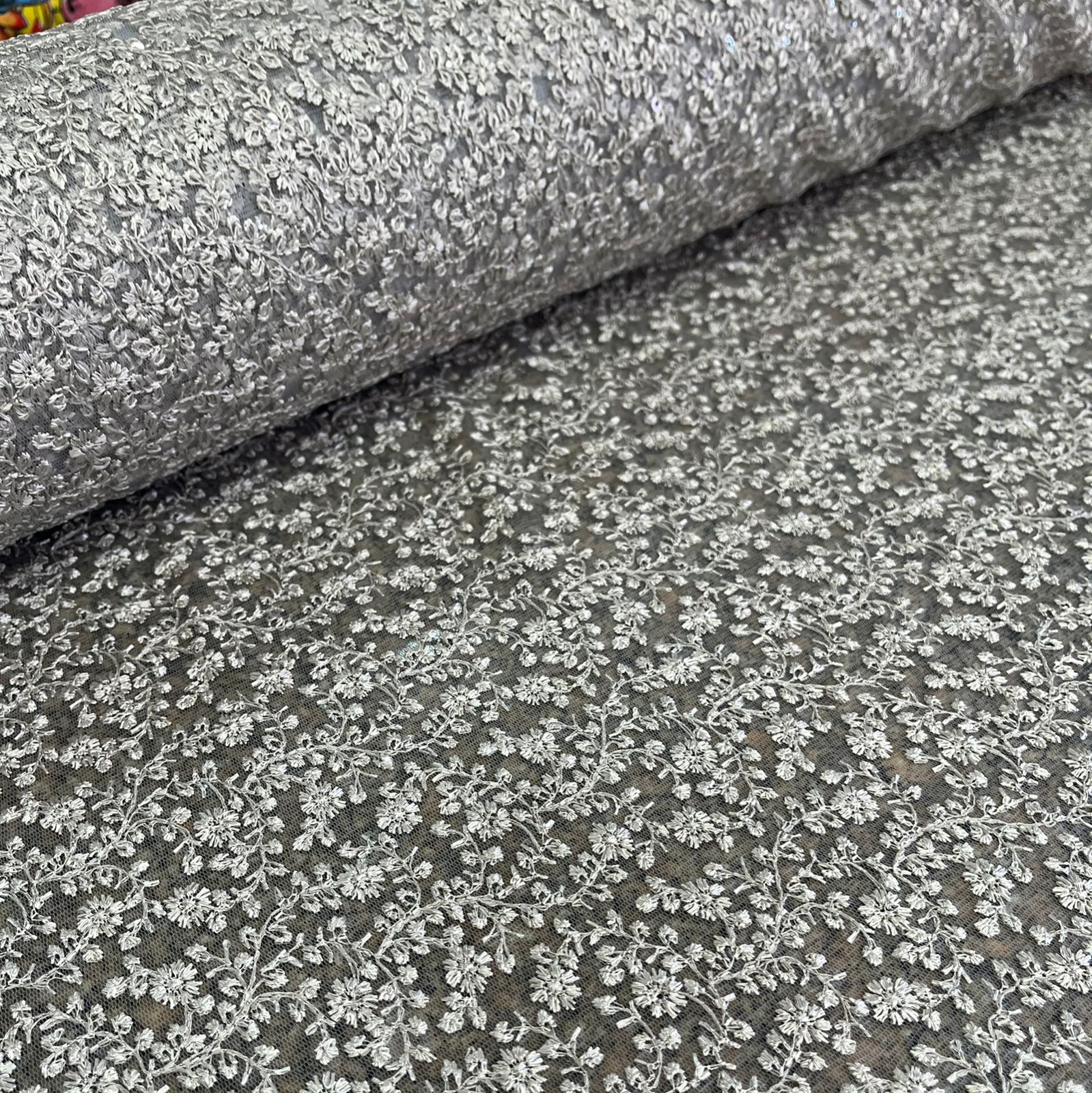 TECIDO TULE BORDADO CELEBRETY EMBROIDERY COR CINZA 100% POLIÉSTER COM 1.27 LG