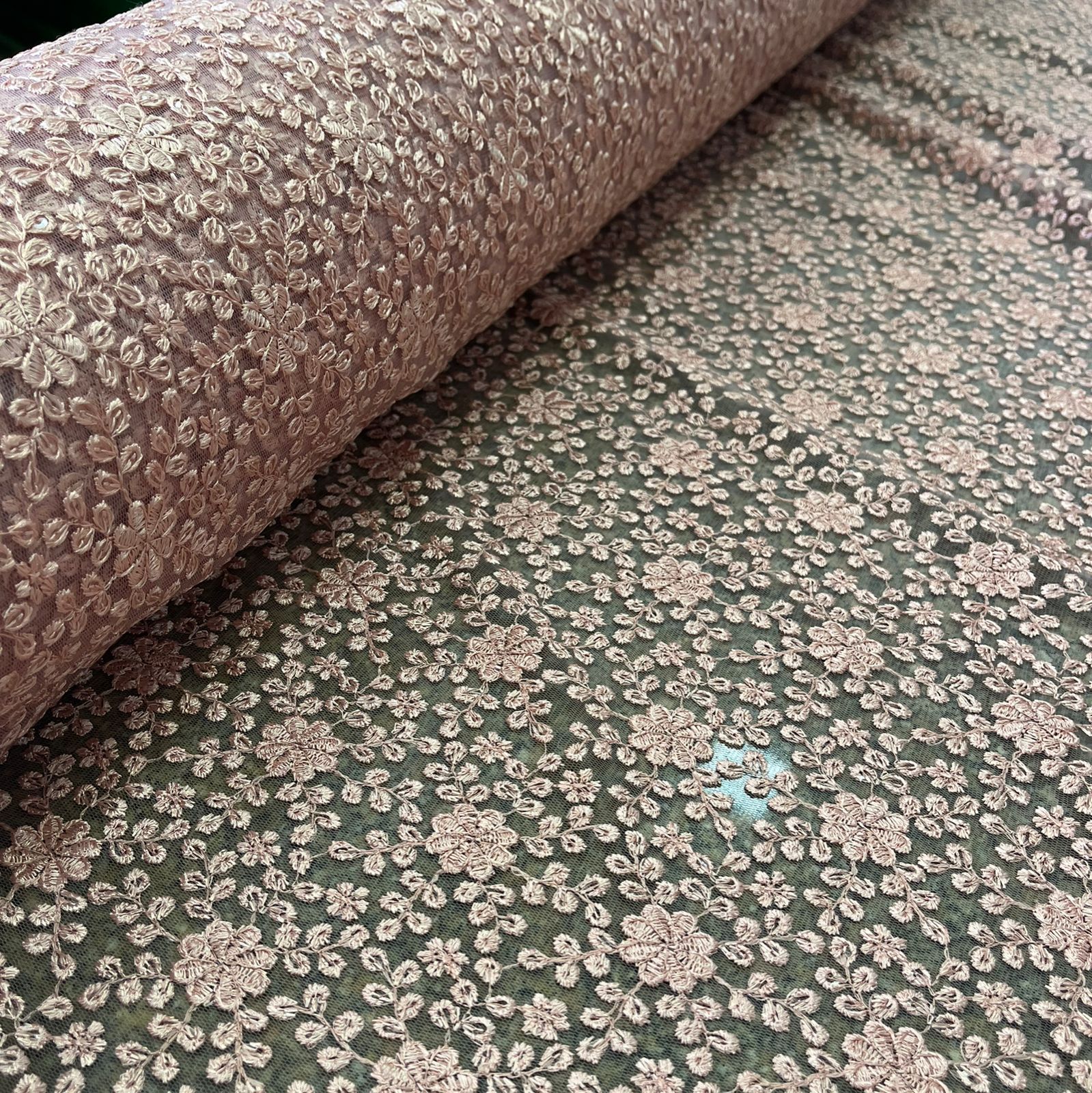 TECIDO TULE BORDADO CELEBRETY EMBROIDERY COR ROSA 100% POLIÉSTER COM 1.27 LG