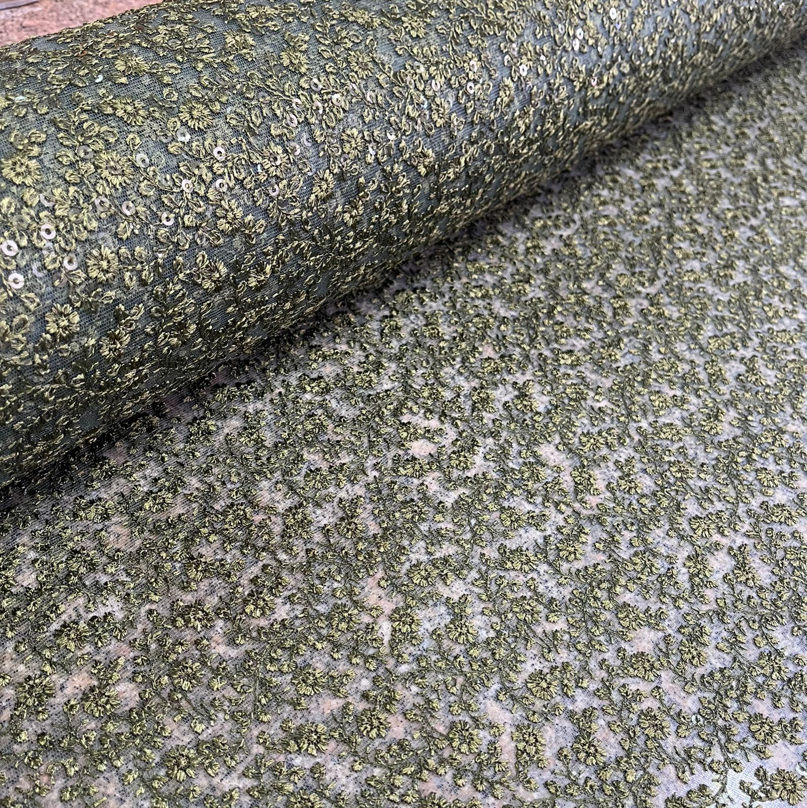 TECIDO TULE BORDADO CELEBRETY EMBROIDERY COR VERDE 100% POLIÉSTER COM 1.27 LG