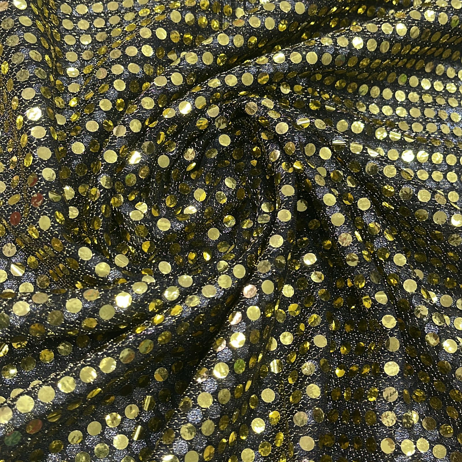 TECIDO PAETÊ FANTASIA - PRETO COM DOURADO - 64 G/M² - 100% POLIÉSTER - COM 1,09 DE LARGURA