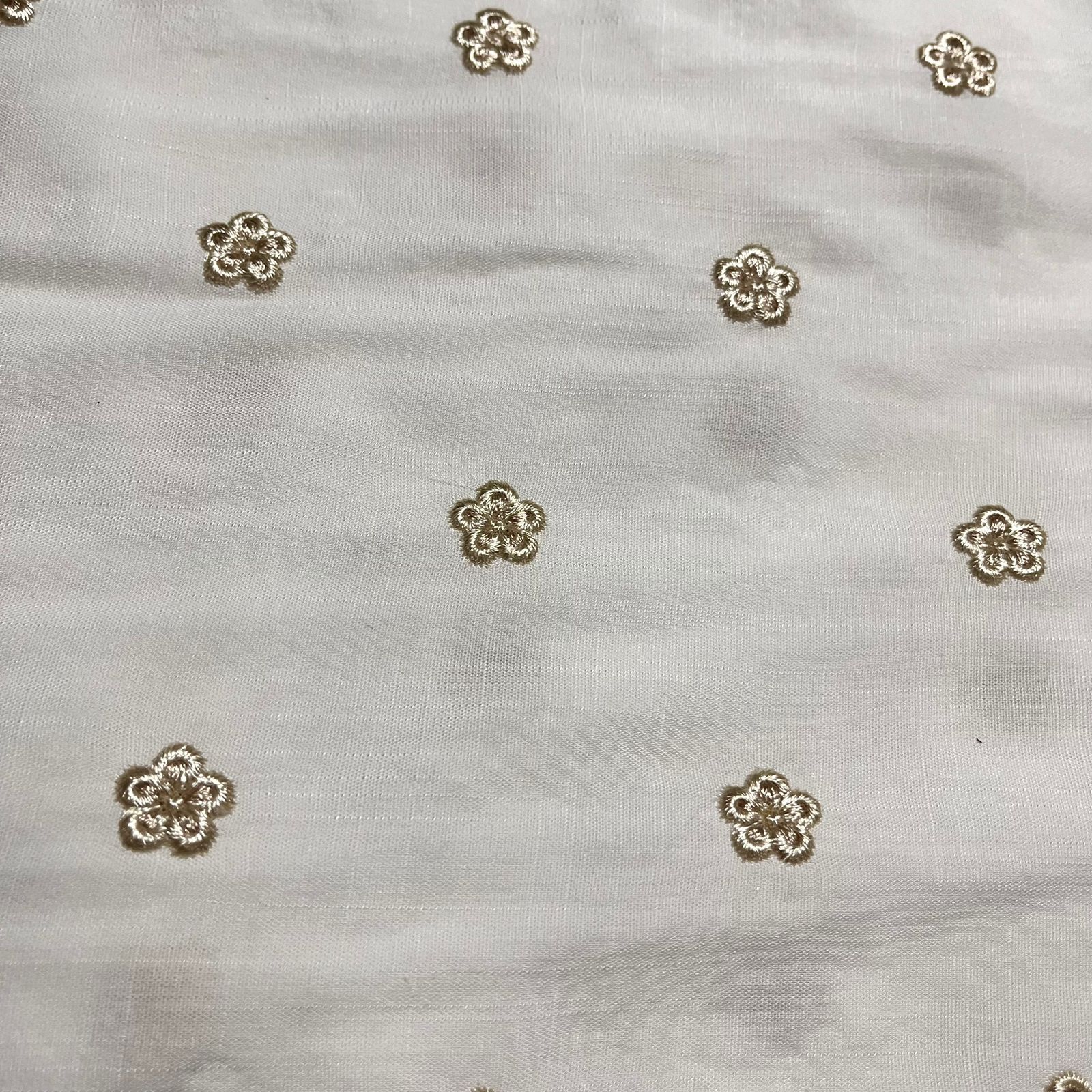 TECIDO VISCOLINHO BRANCO COM BORDADO BEGE 100% VISCOSE COM 1,48 LG